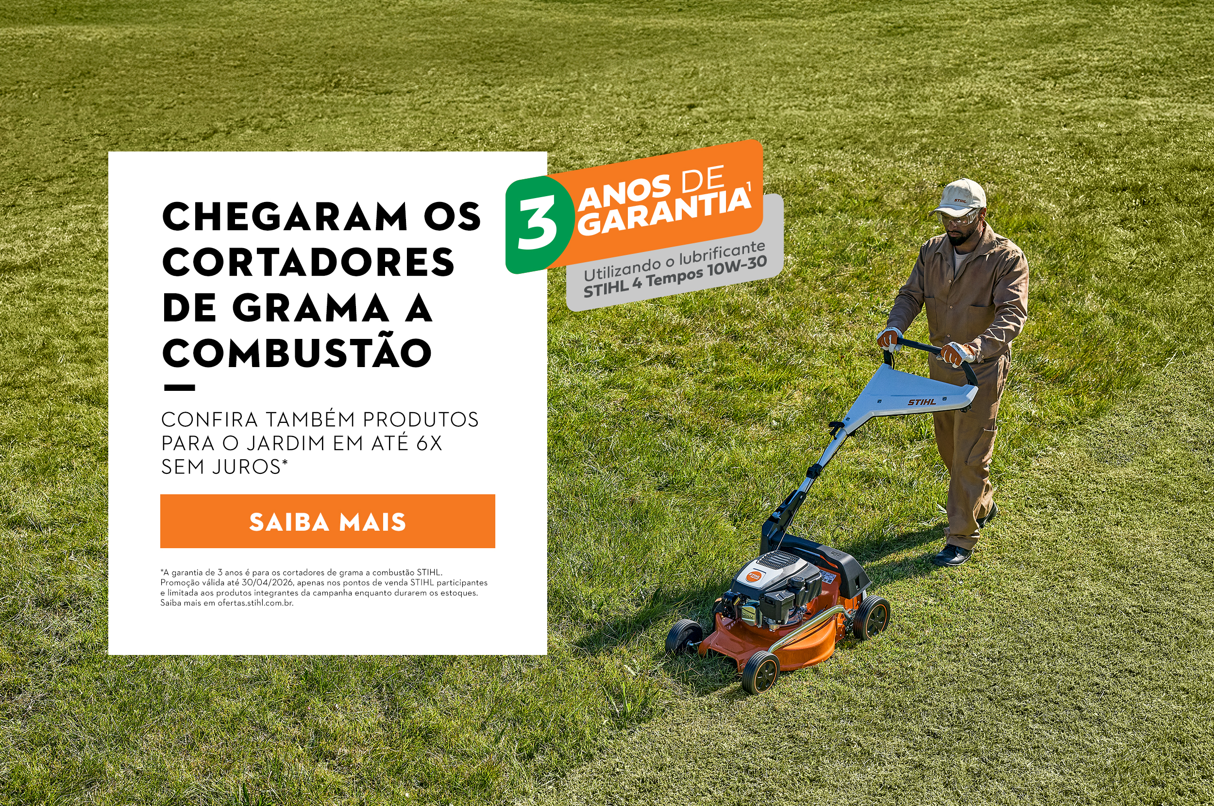 Cortador de grama STIHL em um jardim, texto diz "Novos cortadores de grama a combustão. A evolução das máquinas sobre quatro rodas. 3 anos de garantia utilizando o lubrificante STIHL 4 Tempos 10W-30. A garantia de 3 anos é para os cortadores de grama a combustão STIHL. "